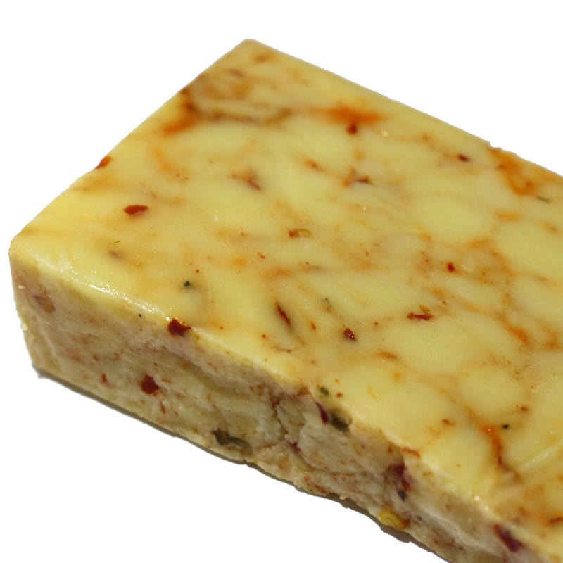 close up image of hot chilli and chive farmhouse cheddar cheese